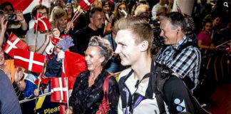 Viktor Axelsen is currently one of the hottest badminton players on earth. (photo: AP)
