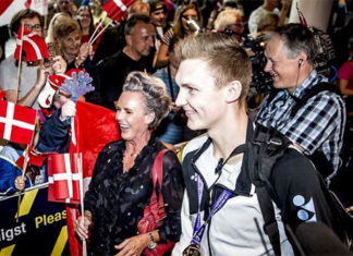 Viktor Axelsen is currently one of the hottest badminton players on earth. (photo: AP)