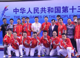 Lin Dan and Beijing's men's team lift trophies after winning the China National Games final in Tianjin. (photo: Lin Dan)