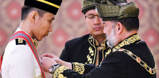 Lee Chong Wei demonstrates the heart of a champion. (photo: Bernama)