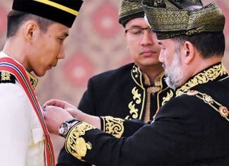 Lee Chong Wei demonstrates the heart of a champion. (photo: Bernama)