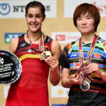 Carolina Marin poses with He Bingjiao at the 2017 Japan Open award ceremony. (photo: AP)