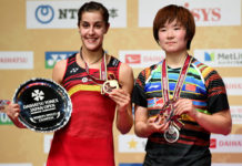Carolina Marin poses with He Bingjiao at the 2017 Japan Open award ceremony. (photo: AP)
