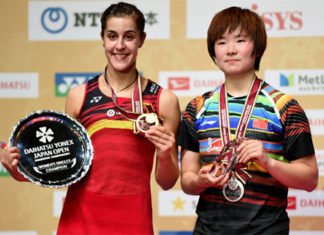 Carolina Marin poses with He Bingjiao at the 2017 Japan Open award ceremony. (photo: AP)