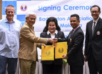 Datin Seri Rosmah Mansor (middle), witnessing Badminton Association of Malaysia (BAM) president Datuk Seri Norza Zakaria (second right) and Chairman of Celcom Axiata Berhad, Tan Sri Jamaluddin Ibrahim (second left) exchanging documents after the signing ceremony. (photo: Bernama)