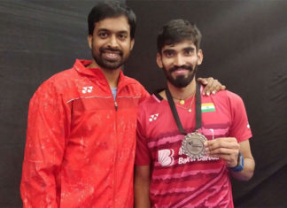 Kidambi Srikanth (right) poses with Pullela Gopichand after winning the 2017 Denmark Open. (photo: AP)
