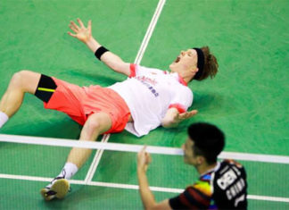 Anders Antonsen celebrates after beating Chen Long in the 2017 French Open second round. (photo: AP)