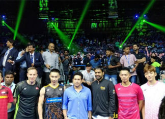 Taufik Hidayat, Peter Gade, Lee Chong Wei, Sachin Tendulkar (a famous Cricket player), Pullela Gopichand, Lin Dan and Lee Yong Dae pose for pictures. (video & photo: Yonex India)