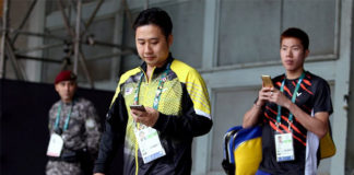 BadmintonPlanet wishes Jeremy Gan (left) the best of luck in all of his future endeavors. (photo: Bernama)