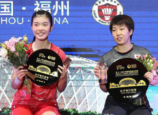 Akane Yamaguchi (R) from Japan poses with Gao Fangjie after winning the 2017 China Open final. (photo: AP)
