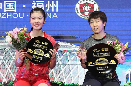 Akane Yamaguchi (R) from Japan poses with Gao Fangjie after winning the 2017 China Open final. (photo: AP)