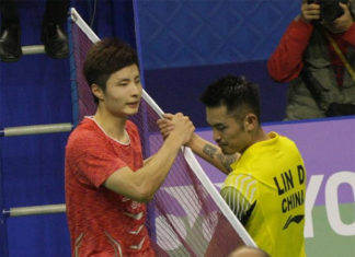 Shi Yuqi shakes hand with Lin Dan after beating Lin in the 2017 Hong Kong Open semi-finals.