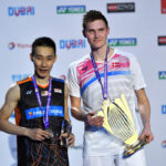 Viktor Axelsen of Denmark poses for a picture with Lee Chong Wei during the podium ceremony at the BWF Super Series Finals. (photo: AP)