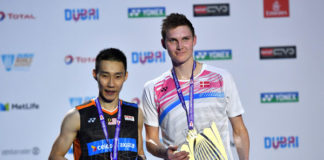 Viktor Axelsen of Denmark poses for a picture with Lee Chong Wei during the podium ceremony at the BWF Super Series Finals. (photo: AP)
