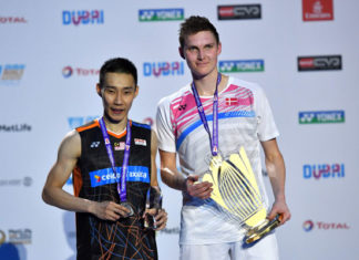 Viktor Axelsen of Denmark poses for a picture with Lee Chong Wei during the podium ceremony at the BWF Super Series Finals. (photo: AP)