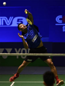 Lin returns a shot against Huang Yuxiang.