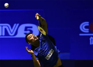 Lin returns a shot against Huang Yuxiang.