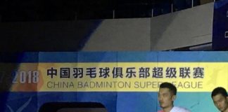 Lin Dan holds racquets with his own hand at China Badminton Super League. (photo: Lin Dan's Weibo)