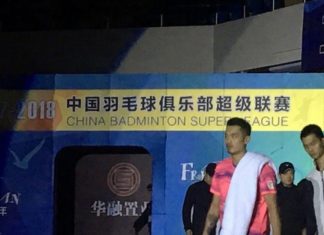 Lin Dan holds racquets with his own hand at China Badminton Super League. (photo: Lin Dan's Weibo)