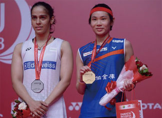 Tai Tzu Ying (right) poses with Saina Nehwal during Indonesia Masters award ceremony. (photo: AP)
