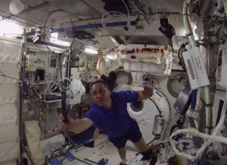Astronauts from Russia, the US and Japan competed in a badminton tournament in the space. (photo: YouTube/Roskosmos)