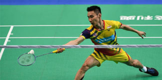 Lee Chong Wei shows his team the true mark of leadership. (photo: AP)