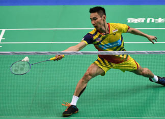 Lee Chong Wei shows his team the true mark of leadership. (photo: AP)