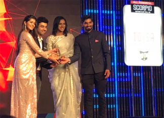 PV Sindhu and Kidambi Srikanth accept the TOISA awards. (photo: rajeshkalra)