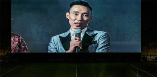 Lee Chong Wei talks to the 20k fans. (photo: Bernama)
