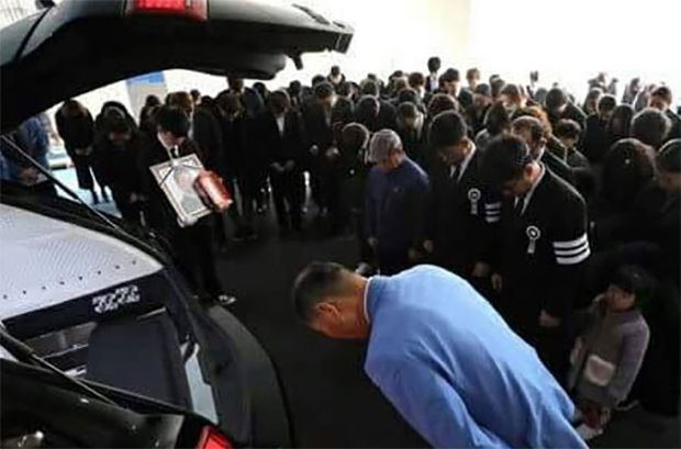 Jung Jae-Sung's family members, friends and fans bid farewell to their beloved badminton legend.