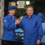 Taufik Hidayat shakes hand with Susilo Bambang Yudhoyono. (photo: Taufik Hidayat’s Instagram)