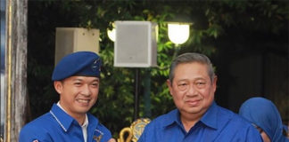 Taufik Hidayat shakes hand with Susilo Bambang Yudhoyono. (photo: Taufik Hidayat's Instagram)