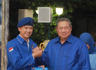 Taufik Hidayat shakes hand with Susilo Bambang Yudhoyono. (photo: Taufik Hidayat's Instagram)
