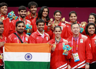 Tan Kim Her (front row, second from right) celebrates after India beat Malaysia 3-1 in Commonwealth Games mixed team final. (photo: AP)