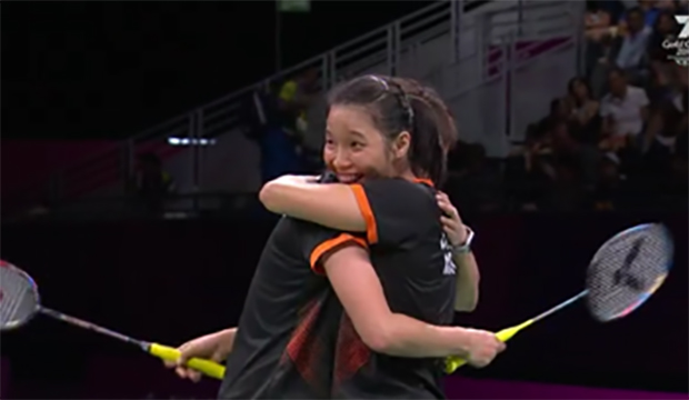 Chow Mei Kuan/Vivian Hoo of Malaysia beat Lauren Smith/Sarah Walker of England 21-12, 21-12 to win women's doubles gold at the 2018 Commonwealth Games.