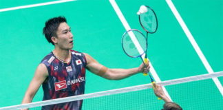 Lee Chong Wei takes on Kento Momota in the 2018 Asia Championships semi-final. (photo: AFP)