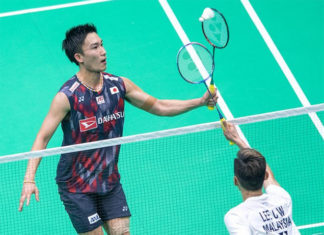 Lee Chong Wei takes on Kento Momota in the 2018 Asia Championships semi-final. (photo: AFP)