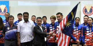 Lee Chong Wei accepts the Malaysian flag from BAM president Mohamad Norza Zakaria. (photo: Bernama)