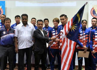 Lee Chong Wei accepts the Malaysian flag from BAM president Mohamad Norza Zakaria. (photo: Bernama)