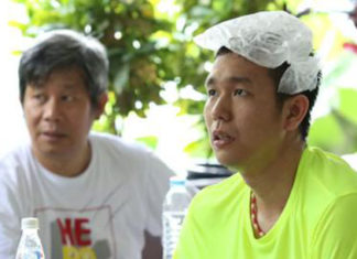 Hendra Setiawan with ice bag on his head.