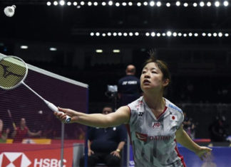 Nozomi Okuhara returns a shot from Louisa Ma of Australia. (photo: AFP)