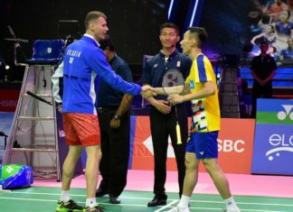 Lee Chong Wei greets Vladimir Malkov right before the first men's singles match on Monday. (photo: Bernama)