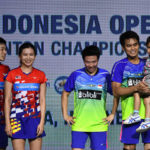 Chan Peng Soon/Goh Liu Ying and Tontowi Ahmad/Liliyana Natsir are having fun with Tontowi holding his kid on the podium. (photo: AFP)