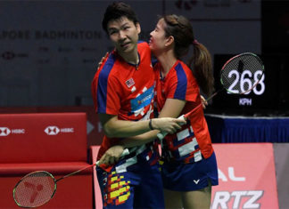 Goh Soon Huat/Shevon Jemie Lai stun Tontowi Ahmad-Liliyana Natsir to win Singapore Open. (photo: AFP)