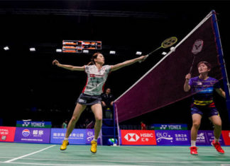 Goh Jin Wei (right) clashes with Aya Ohori in the second round of 2018 World Championships. (photo: AFP)