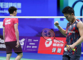 Kento Momota (right) beats Daren Liew in the 2018 World Championships semi-final. (photo: AFP)