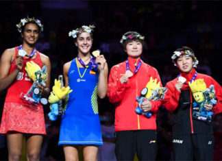 Carolina Marin of Spain (second left) defeats India's PV Sindhu (left) 21-19, 21-10 for her third world title. (photo: AFP)