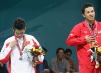 Taufik Hidayat beats Lin Dan 21-15, 22-20 to win the 2006 Asian Games men's singles title in Doha.
