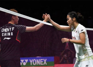 Chen Yufei (left) storms past Ratchanok Intanon in Asian Games semi-finals. (photo: AFP)