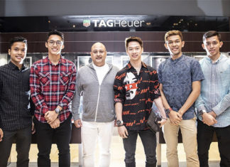 Anthony Sinisuka Ginting, Jonatan Christie, Irwan Danny Mussry (Time International president and CEO), Kevin Sanjaya, Fajar Alfian and Muhammad Rian Ardianto (from left) with their TAG Heuer watches. (photo: JP)